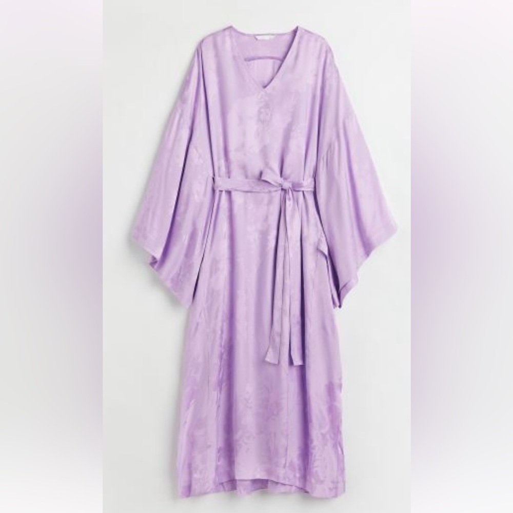 NWT Gorgeous lilac kaftan/caftan from H&M (runs very large)